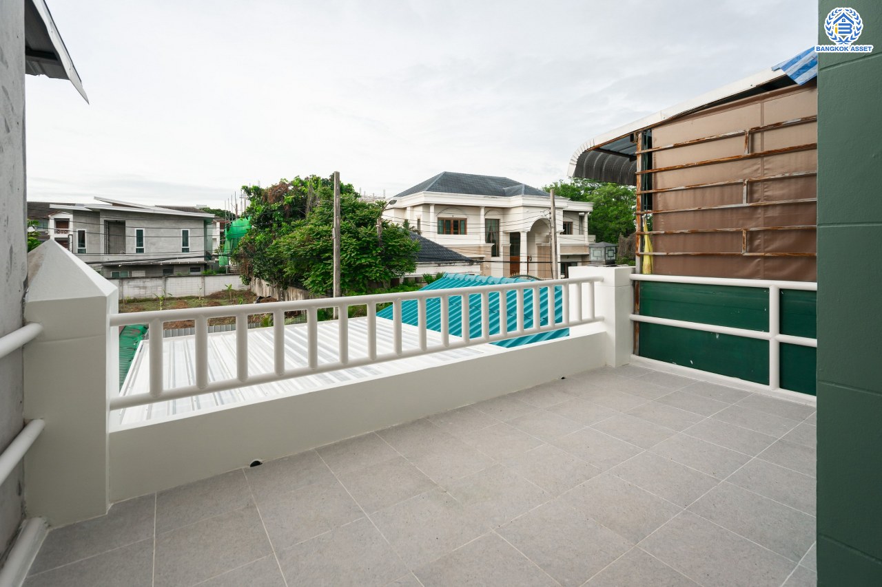 บ้านมือสองตกแต่งใหม่ ม.นาคนิวาส37 ลาดพร้าว เนื้อที่ 28 ตร.ว. ฟังก์ชัน 4 ห้องนอน 3 ห้องน้ำ 1 ที่จอดรถ พร้อม บนทำเลใจกลางเมือง! เชื่อมต่อทั้งถนนประเสริฐมนูญกิจ, เกษตร-นวมินทร์, ลาดพร้าว, รัชโยธินฯ ใกล้ทางด่วนฉลองรัช และรถไฟฟ้าสายสีน้ำเงิน "สถานีลาดพร้าว"...